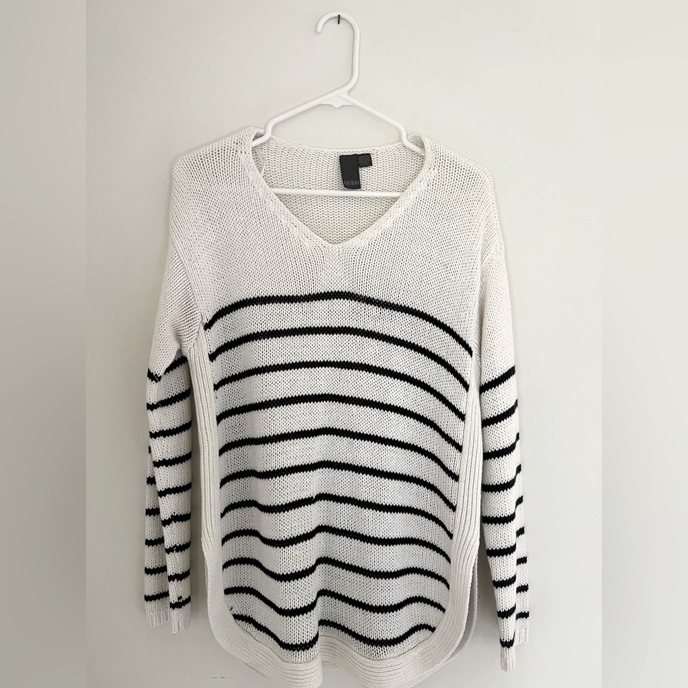 Quinn Apparel | V-Neck Navy Striped White Sweater | Color: White | Size: M